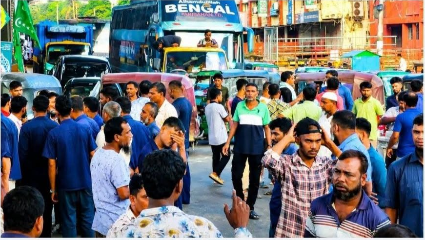 চট্টগ্রামে গ্যাস সংকটে সিএনজি অটোরিকশাচালকদের সড়ক অবরোধ